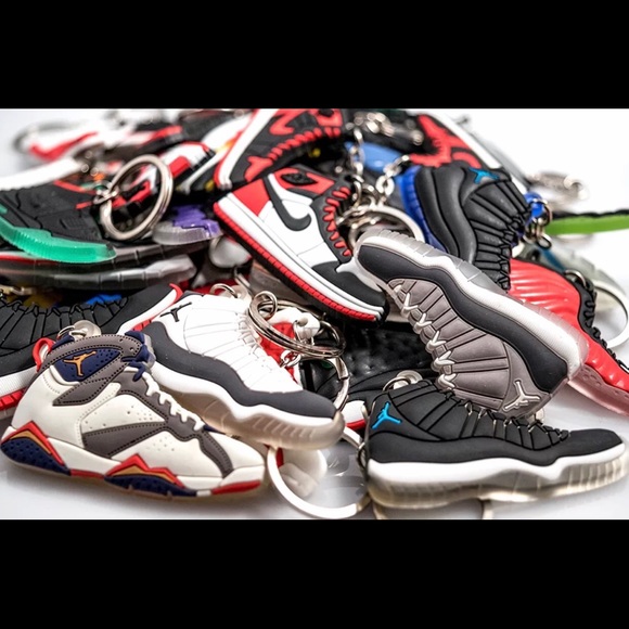 Hype beast 5 random keychain sneakers - Picture 1 of 3